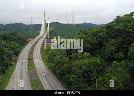 PANAMA, PANAMA - 11. AUGUST 2017: Große Post-Panamax-Schiff über den Panamakanal unter die Centennial Bridge, dass verbindet Ost und West Panama. Stockfoto