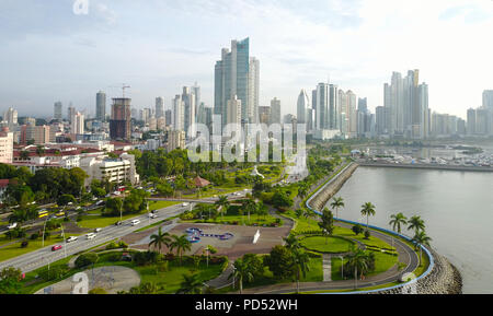 Luftaufnahme der wunderschönen Skyline von Panama City und der Cinta Costera Boulevard Stockfoto