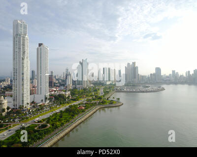 Luftaufnahme der wunderschönen Skyline von Panama City und der Cinta Costera Boulevard Stockfoto