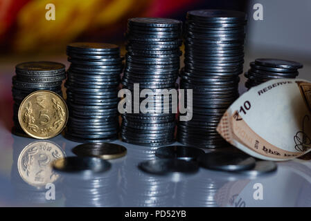 Indische Währung coines hinter Münze von Rupien Fünf gestapelt Stockfoto