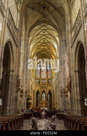 Die Statue des Heiligen Vojtech (Adalbert), Radim Gaudentius und Radla, durch tschechische Bildhauerin Karla Vobisova Zakova in St. Veitsdom in Prag, Tschechische Republik Stockfoto