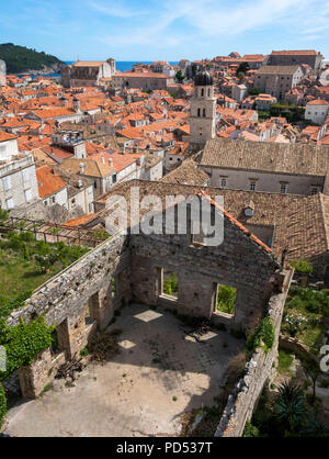 Die Dächer der Franziskaner Kirche und Kloster und die Altstadt von Dubrovnik, Dubrovnik, Kroatien, Europa Stockfoto