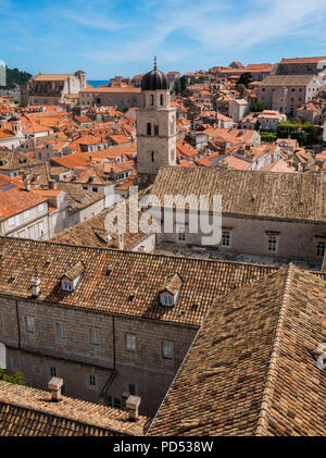 Die Dächer der Franziskaner Kirche und Kloster und die Altstadt von Dubrovnik, Dubrovnik, Kroatien, Europa Stockfoto