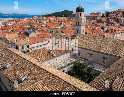 Die Dächer der Franziskaner Kirche und Kloster und die Altstadt von Dubrovnik, Dubrovnik, Kroatien, Europa Stockfoto