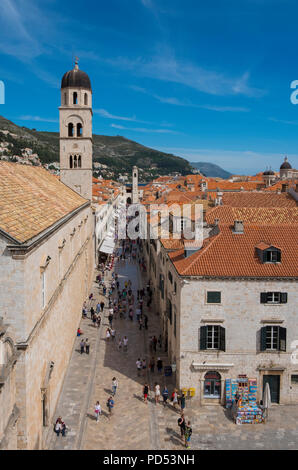 Die Franziskanerkirche Turm auf der linken Seite mit Blick auf den Stradun in der Altstadt von Dubrovnik, Kroatien, Europa Dubrovnik, Kroatien, Europa Stockfoto