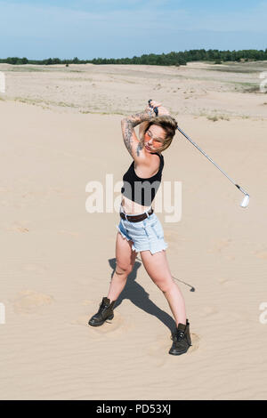 Frau spielt golf Stockfoto