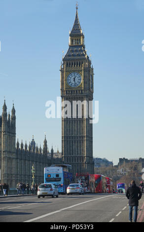 LONDON - ENGLAND - Jan 21, 2017: Westminster Bridge ist ein Straßen- und Fußgängerverkehr Brücke über die Themse in London. Stockfoto