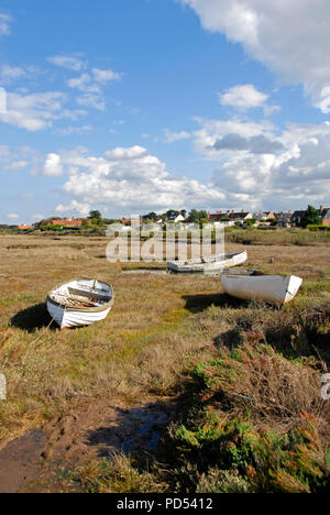 Drei kleine Jollen bei Ebbe gestrandet, brancaster Staithe, Norfolk, England Stockfoto