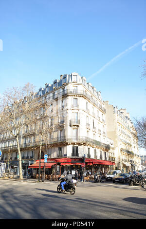 PARIS, Frankreich - Januar 18, 2017: Der boulevard de La Tour-Maubourg ist eine sehr verkehrsreiche Straße in Paris. Stockfoto