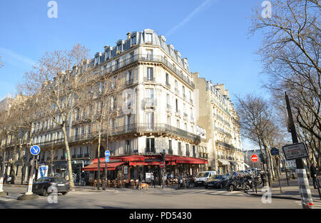 PARIS, Frankreich - Januar 18, 2017: Der boulevard de La Tour-Maubourg ist eine sehr verkehrsreiche Straße in Paris. Stockfoto