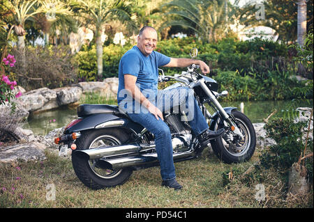 MERIDA, Yuc/MEXIKO - Feb 12, 2017: Outdoor biker Sitzung mit seinem Susuki Boulevard M50 Motorrad Stockfoto