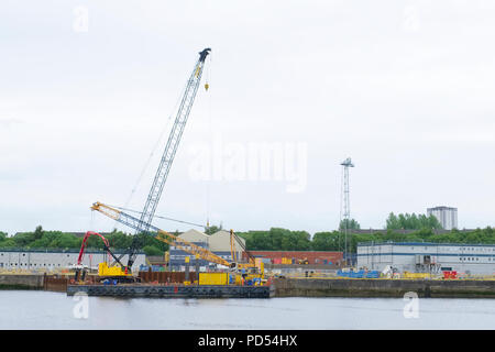 Schiffbau und Kran in Port Glasgow Schiffbau Gerüst Dock Hafen Hafen Stockfoto