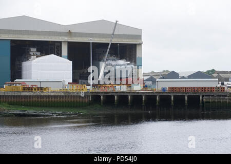 Schiffbau und Kran in Port Glasgow Schiffbau Gerüst Dock Hafen Hafen Stockfoto