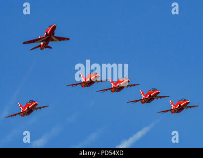 Sechs Hawk Jets der Royal Air Force Aerobatic Team, die roten Pfeile, im Formationsflug über Cardiff Wales Airport mit dem Teamleiter weg brechen Stockfoto