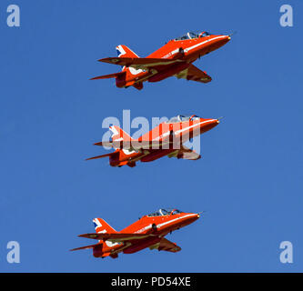 Drei Hawk Jets der Royal Air Force Aerobatic Team, die roten Pfeile, fliegt über Cardiff Wales Airport Stockfoto