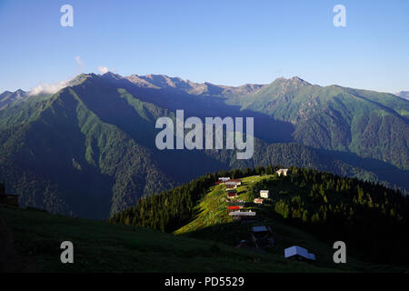 Berge und Wälder mit Häusern an der Pokut Plateau in Rize, Türkei. Stockfoto