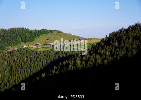 Blick auf die Ems Plateau in Rize, Türkei. Foto bei der Pokut Hochebene genommen. Stockfoto