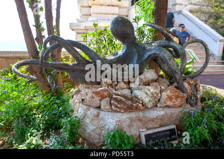 Giant octopus Skulptur la pieuvre Emma de sigaldi 1981 vor das Ozeanographische Museum in Monte Carlo Monaco Stockfoto