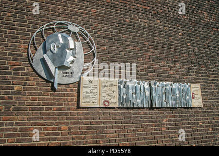 Oslo, Norwegen, 21. Juli 2018: Gedenktafel Fridtjof Nansen und die nansen Pass auf eine Außenwand der Osloer Rathaus. Stockfoto