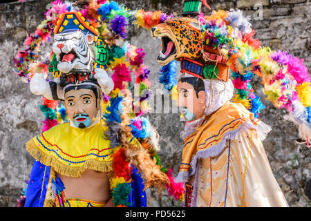 San Juan del Obispo, Guatemala - Januar 1, 2017: Volkstänzer in Maya Masken & Kostüme am Neujahrstag in der Nähe von Colonial Antigua. Stockfoto