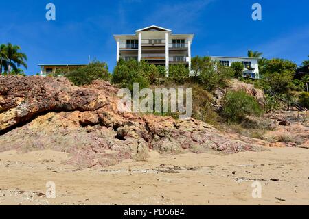 Große weiße Haus am Strand, Küsten, Toomulla QLD, Australia Stockfoto