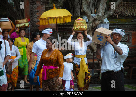 Frauen, die Angebote auf ihre Köpfe Pura Dalem, Hindu Tempel in Ubud, Bali. Indonesien. Stockfoto