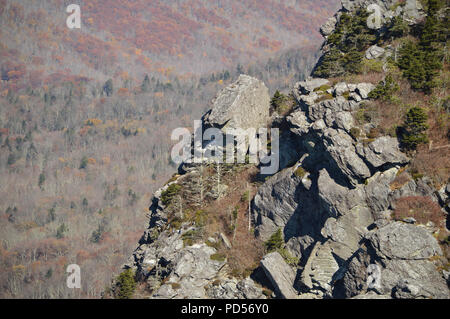 Panoramablick auf die Berge des schroffen Klippe im Spätherbst Hoch über das malerische Tal Stockfoto