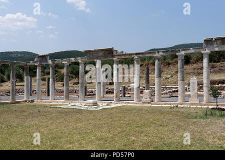 Blick auf die Kolonnade des Palaestra (Wrestling hall) Komplexe, die aus dem 3. Jahrhundert v. Chr. bis zum 4. Jahrhundert n. Antiken Messene. Peloponne Stockfoto