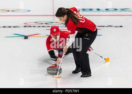 Rebecca and Matt Hamilton (USA) competing in the Mixed Doubles Curling round robin at the Olympic Winter Games PyeongChang 2018 Stockfoto