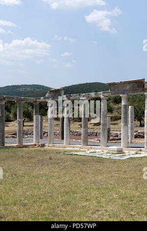 Blick auf die Kolonnade des Palaestra (Wrestling hall) Komplexe, die aus dem 3. Jahrhundert v. Chr. bis zum 4. Jahrhundert n. Antiken Messene. Peloponne Stockfoto