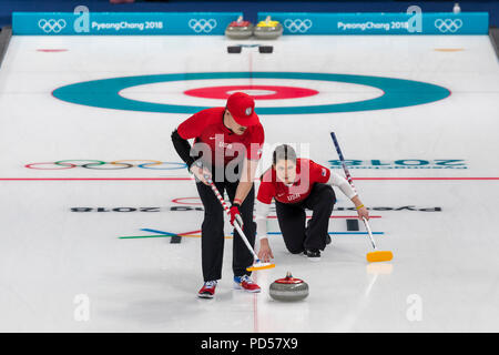 Rebecca and Matt Hamilton (USA) competing in the Mixed Doubles Curling round robin at the Olympic Winter Games PyeongChang 2018 Stockfoto