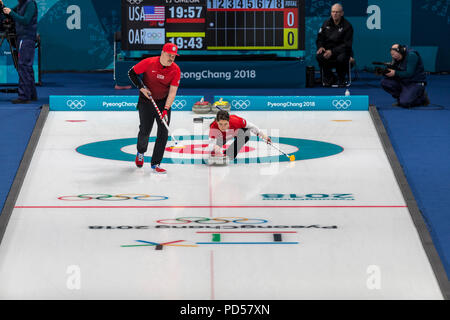 Rebecca and Matt Hamilton (USA) competing in the Mixed Doubles Curling round robin at the Olympic Winter Games PyeongChang 2018 Stockfoto
