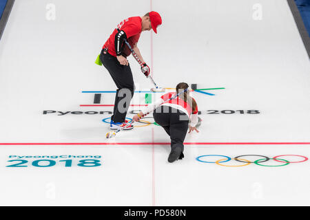 Rebecca and Matt Hamilton (USA) competing in the Mixed Doubles Curling round robin at the Olympic Winter Games PyeongChang 2018 Stockfoto