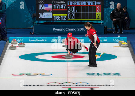 Rebecca and Matt Hamilton (USA) competing in the Mixed Doubles Curling round robin at the Olympic Winter Games PyeongChang 2018 Stockfoto