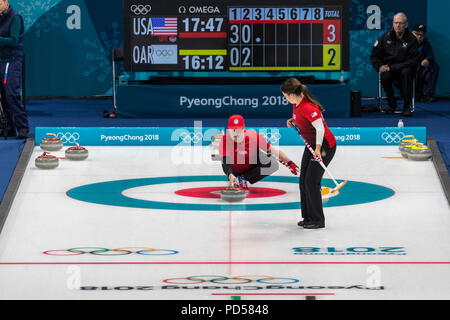 Rebecca and Matt Hamilton (USA) competing in the Mixed Doubles Curling round robin at the Olympic Winter Games PyeongChang 2018 Stockfoto