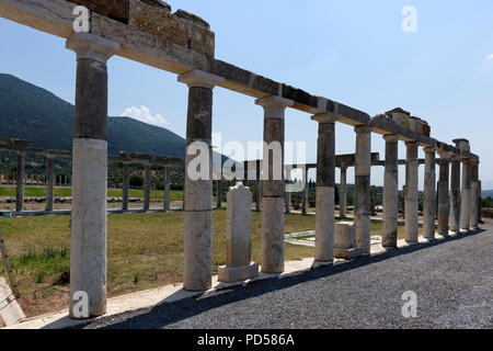 Blick auf die Kolonnade des Palaestra (Wrestling hall) Komplexe, die aus dem 3. Jahrhundert v. Chr. bis zum 4. Jahrhundert n. Antiken Messene. Peloponne Stockfoto