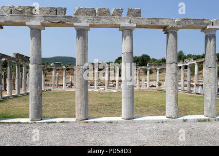 Blick auf die Kolonnade des Palaestra (Wrestling hall) Komplexe, die aus dem 3. Jahrhundert v. Chr. bis zum 4. Jahrhundert n. Antiken Messene. Peloponne Stockfoto