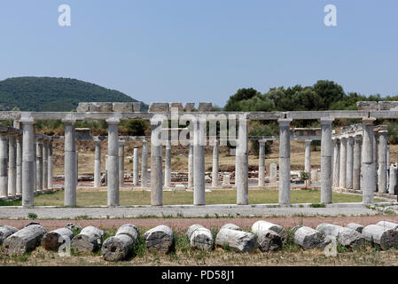 Blick auf die Kolonnade des Palaestra (Wrestling hall) Komplexe, die aus dem 3. Jahrhundert v. Chr. bis zum 4. Jahrhundert n. Antiken Messene. Peloponne Stockfoto