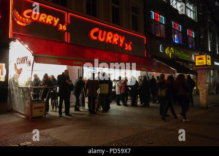 Berlin, Kreuzberg, Mehringdamm, Curry 36, Nacht, FB 1. Stockfoto