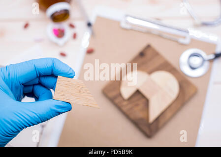 Liebevolle und kümmern Sie sich dann ihren Körper und Herz Zustand mit Arzt für Wellness gesund prüfen. Stockfoto