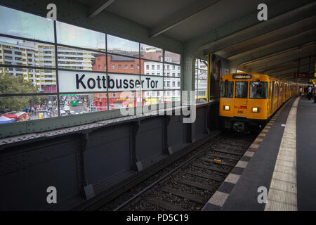 Berlin Kreuzberg, U-Bahnhof Kottbusser Tor Stockfoto