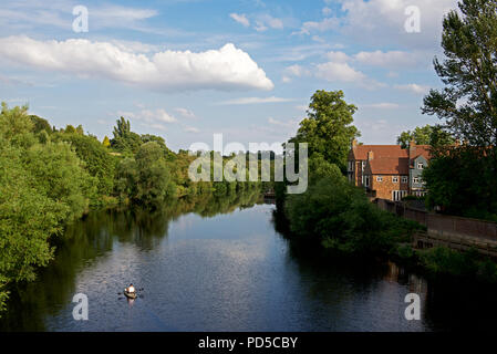 Mann in aufblasbare Kajak auf dem Fluss-T-Stücke, Yarm, North Yorkshire, England, Großbritannien Stockfoto