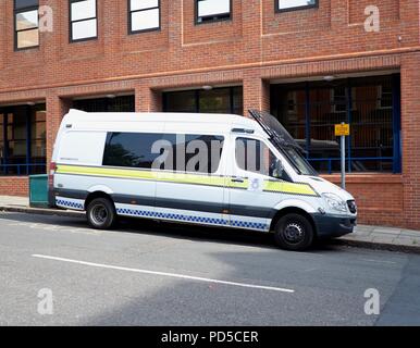 Nottinghamshire Polizei van in einem ausgewiesenen Polizei Parkplatz geparkt, Nottingham City Centre Großbritannien Stockfoto