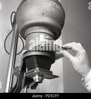 1950 s, aufrechte verchromte Diffusion von fotografischen Filmen enlarger, mit Linse, England, UK. Bild zeigt Carrier, wo der Film negative eingefügt wird. Dieses Instrument wurde für die Projektion Druck aus einem Filmnegativ, ie verwendet werden, ist das Bild größer in gedruckter Form. Stockfoto