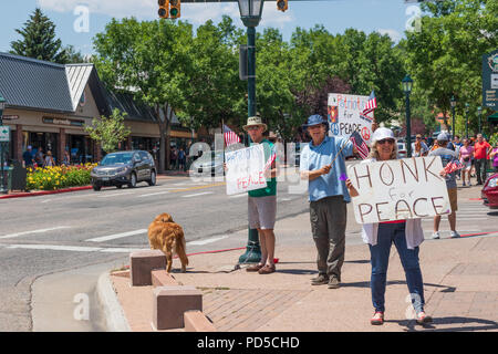 ESTES PARK, CO, USA-18 Juli 18: eine Gruppe von Personen mit Friedens- und "Patrioten für den Frieden" Zeichen und amerikanische Flaggen. Stockfoto