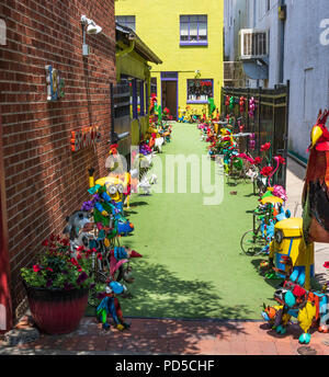 ESTES PARK, CO, USA-18 Juli 18: Eine bunte Gasse, die zu einem Shop Verkauf der light-hearted künstlerische Elemente auf dem Schmuckstück gesäumten Pfad. Stockfoto