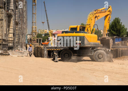 Bagger und Kräne auf der Baustelle Stockfoto