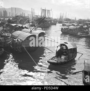 1950 s, Aberdeen schwimmenden Dorf, Hongkong, historische Bild von J Allan Cash der traditionellen Hausboote oder Dschunken, wo der Chinesische boot Stadtbewohner lebten. In dieser Zeit, ihre Zahl war estmated über 100.000. Stockfoto