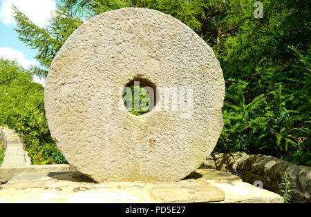 Mühlsteine oder Mühle Steine werden eingesetzt zum Schleifen Stockfoto