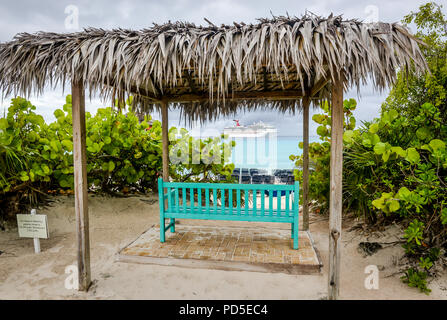 Ort der Entspannung am Strand mit schönen Blick auf den Carnival Cruise Ship In Half Moon Cay Island Bahamas angedockt Stockfoto